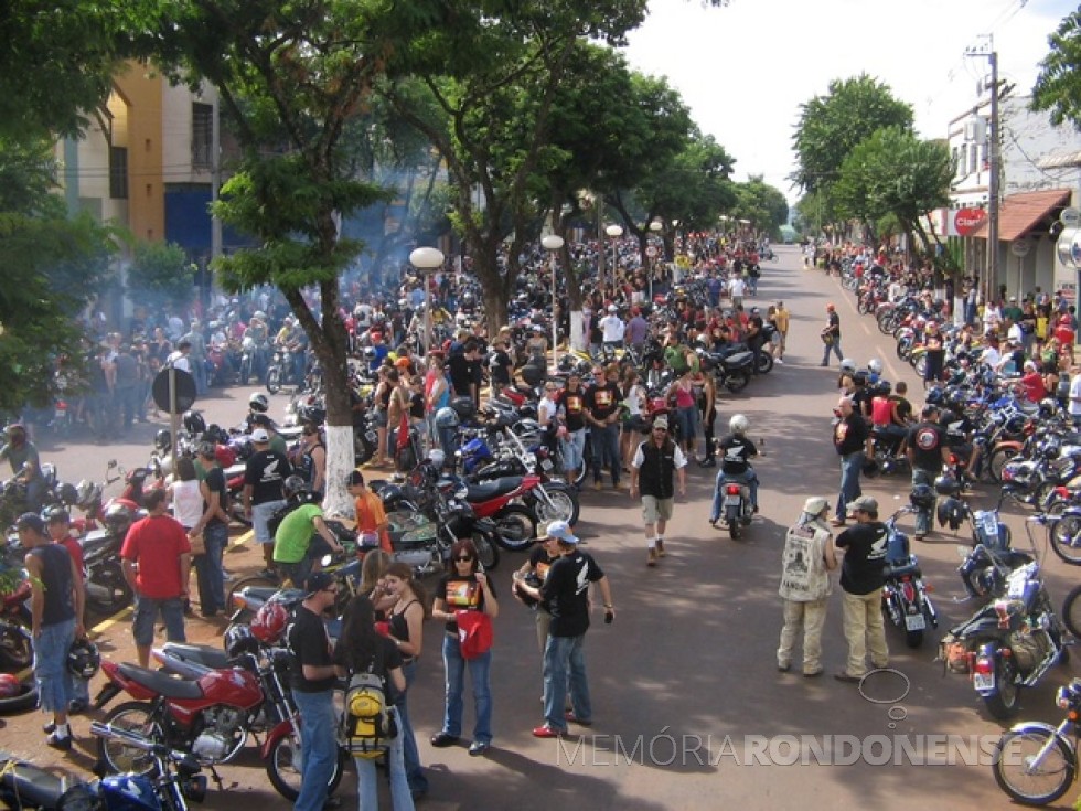 || Moto passeio de Marechal Cândido Rondon que se deu em abril de 2007. Público reunido nas confluências das Avenidas Maripá e Rio Grande do Sul. 
Imagem: Acervo Kaefer Motos (Marechal Cândido Rondon) - FOTO 14 -