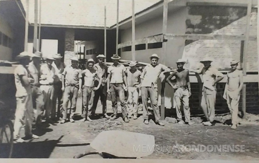|| Outro instantâneo com operários encarregados do construção do Grupo Escolar Comandante Luiz Augusto de Moraes Rego
Imagem: Acervo do colégio - FOTO 10 -