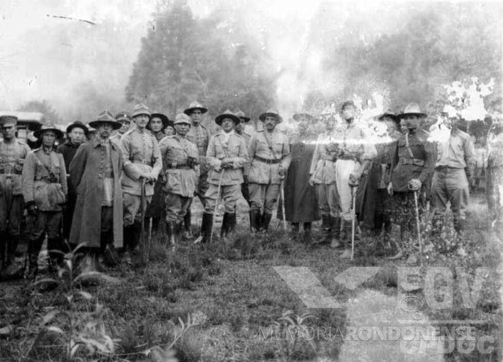 || General Rondon ( de capacete, segundo depois do oficial de poncho, à esquerda) e sua oficialidade frustrados com a fuga dos revolucionários para a margem paraguaia, em abril de 1925.
Imagem: Acervo Fundação Getúlio Vargas. - FOTO 6 -