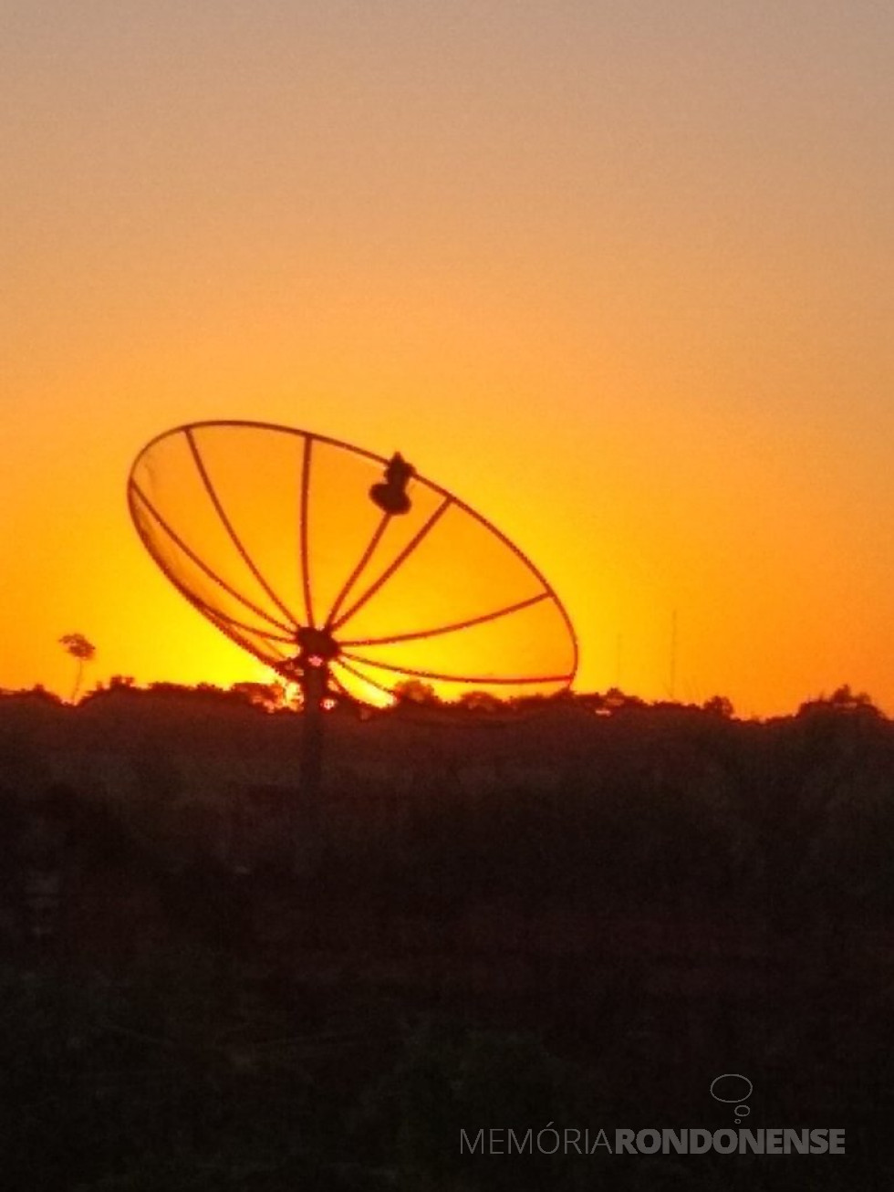 || Poente visto desde a cidade de Marechal Cândido Rondon, em 29 de abril de 2021. 
A fotografia foi clicada pela pioneira rondonense Ilda Bet.
Imagem: Acervo e crédito da autora - FOTO 20 - 