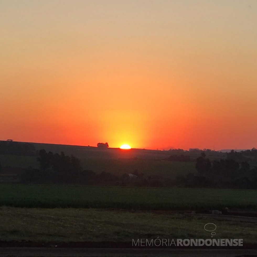 || Por do sol visto desde a cidade de Quatro Pontes, em 29 de abril de 2021.
Imagem: Acervo e crédito de Cristaine Schurt Cebantos - FOTO 21 -