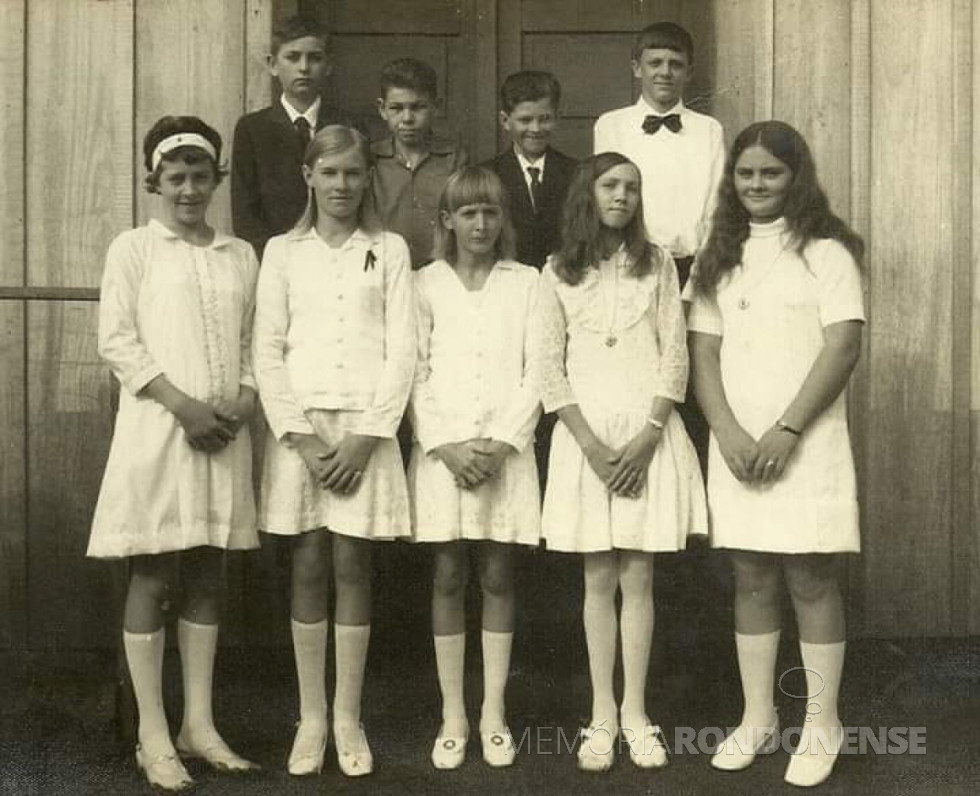 || Confirmandos da Igreja Evangélica de Confissão Luterana no Brasil (IECLB), do distrito rondonense de Bom Jardim, em começo de abril de 1972.
Da esquerda à direita: Vilson Appel , Vilson Greul , Valdir Friedrich , Valmor Halla, Lori Mehrt, 
Norma Espig, Erica Klein,  Clari Brauwers  e Selma Römer . 
Imagem: Acervo Selma Römer KracK - FOTO 8 -