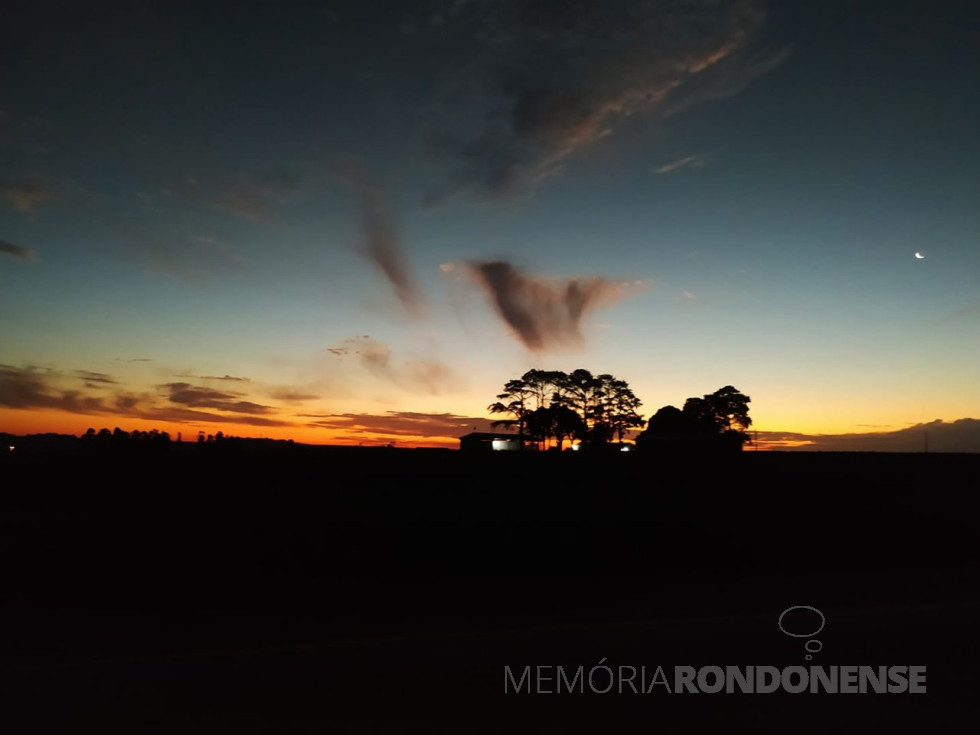 || Pôr do sol no município de Marechal Cândido Rondon, em 14 de abril de 2021, a partir de foto feita da sede distrital de Novo Três Passos.
Imagem e crédito: Lidiane Fiorini - FOTO 14 -