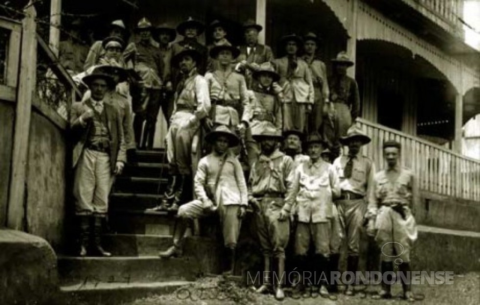 || Oficialidade dos revolucionários paulistas e gaúchos, em Foz do Iguaçu, em abril de 1925.
Imagem: Acervo Fundação Getúlio Vargas - FOTO 4 - 