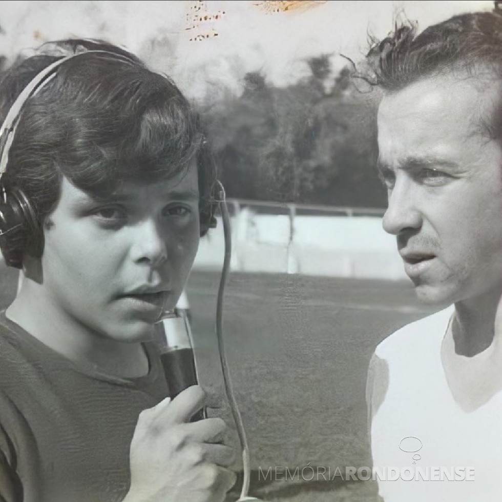 || Jovem Fernando Vanucci entrevista o jogador Tostão após o treinamento do Cruzeiro, em Belo Horizonte. A foto provavelmente é de 1966 ou 1967, época em que o jornalista começou a trabalhar, aos 15 anos. 
Imagem: Acervo Procópio Cardoso/Twitter - FOTO 18 -