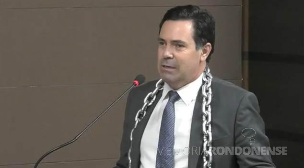 || Vereador Alécio Espíndola, da cidade de Cascavel, acorrentado na recepção ao ministro dos Transportes, Tarcísio de Freitas, em abril de 2021.
Imagem: Acervo Tarobá News - FOTO 29 -