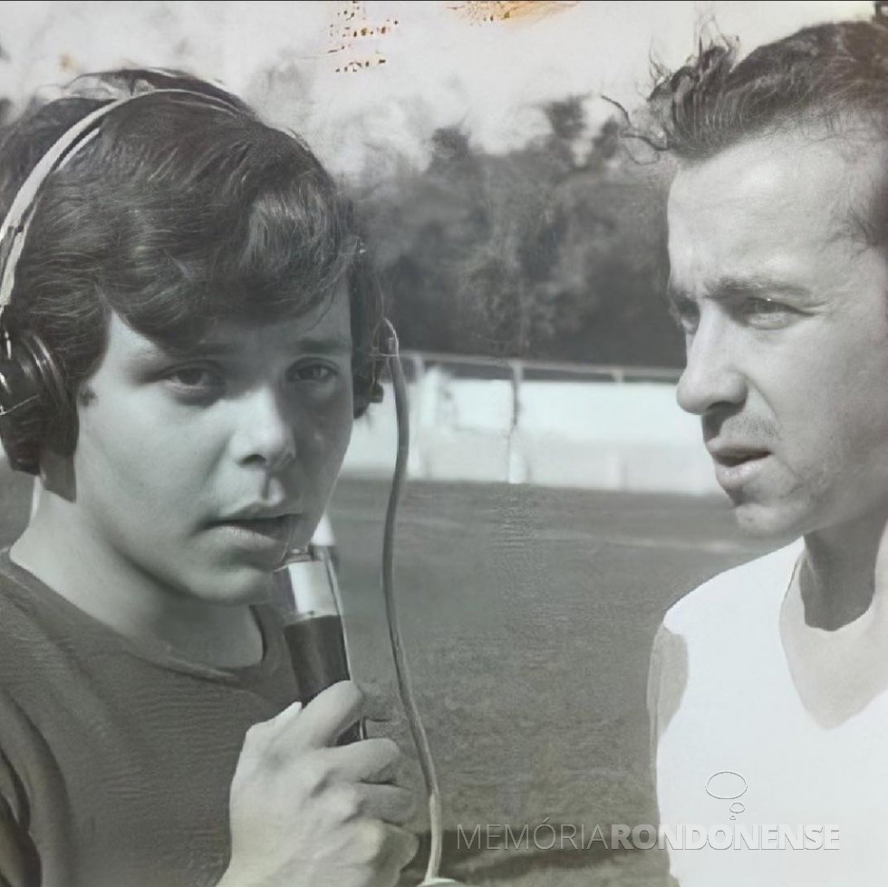 || Jovem Fernando Vanucci entrevista o jogador Tostão após o treinamento do Cruzeiro, em Belo Horizonte. A foto provavelmente é de 1966 ou 1967, época em que o jornalista começou a trabalhar, aos 15 anos.
Imagem: Acervo Procópio Cardoso/Twitter - FOTO 20
