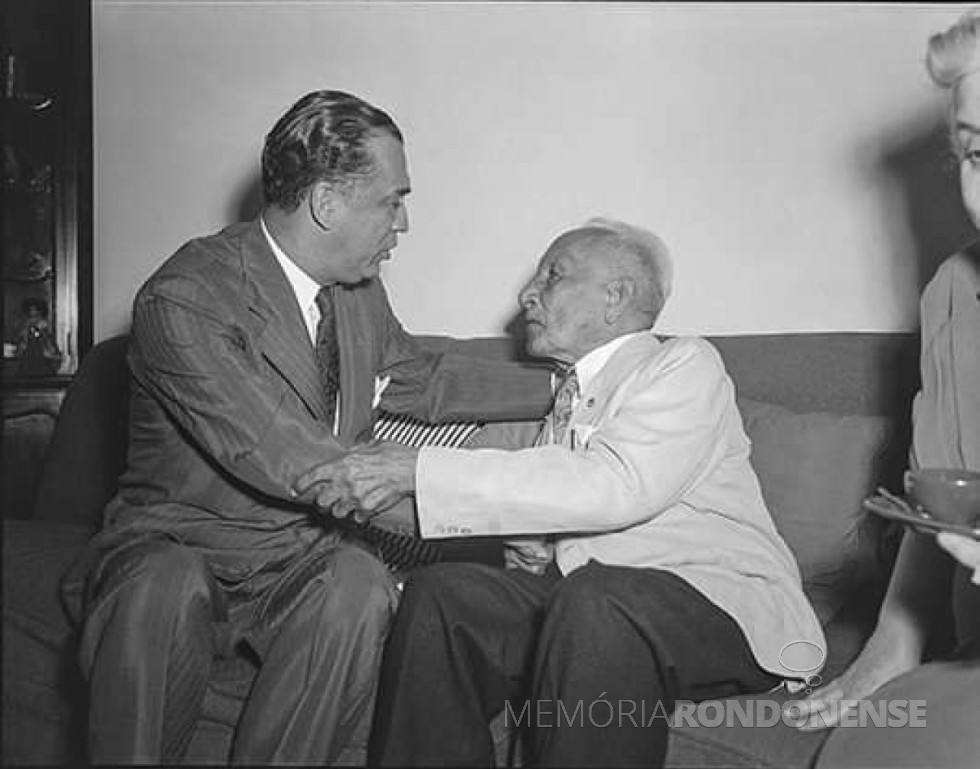 || General Rondon (paletó branco) conversando com o Presidente Juscelino Kubitscheck, no Salão Nobre do Congresso Nacional, antes da Sessão Solene.
Imagem: Acervo Arquivo Nacional - FOTO 5 -