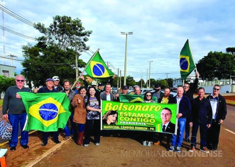|| Grupo de rondonenses em Brasília participando do Movimento Verde e Amarelo do Agro, em maio de 2021.
À direita, segurando a faixa, o presidente do Sindicato Rural Patronal,  Edio Luiz Chapla.
Imagem: Acervo O Presente -  FOTO 23 -