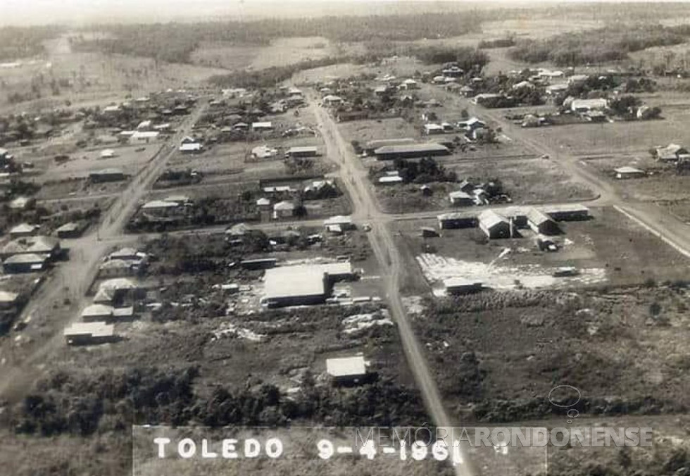 || Cidade de Toledo, em foto datada, mostrando em primeiro plano uma grande madeireira.
Imagem: Enio Luiz Perin - FOTO 3 -
