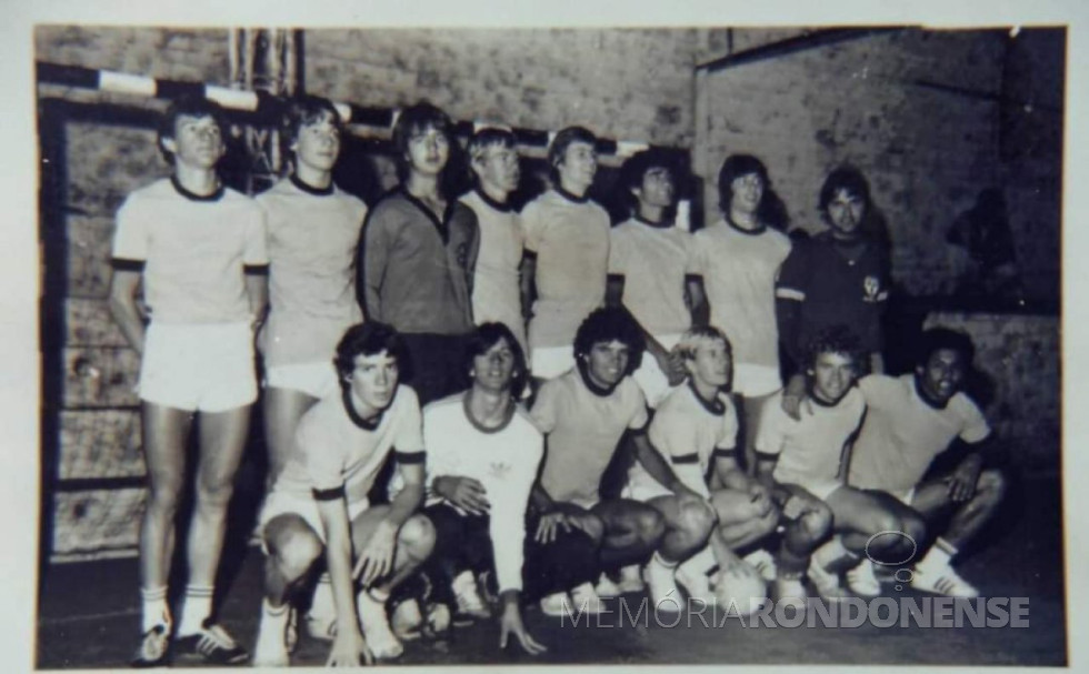 || Seleção rondonense de handebol antes do amistoso com o selecionado de Blumenau, em setembro de 1979. 
De pé(esq - dir) -Elói Dreher, Edson Wasem, Schuá, Japa, Paulão, Dorivaldo Teixeira, Salim Hamedt e  treinador Paulo Peres Peres.  Agachados (esq -dir) -Serginho (Sérgio Drehmer), Nelson, Zé Luiz, Betinho (Gilberto Gressler, Lair José Bersch e Zezão José Maria do Nascimento).
Imagem: Acervo  Lair José Bersch -FOTO 2 - 