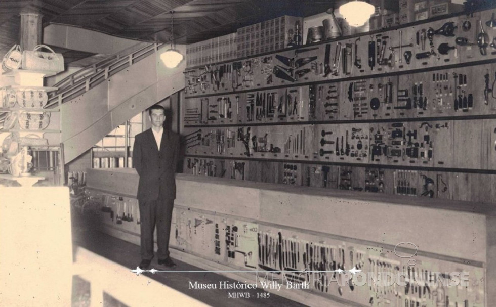 || Seção de ferramentas, ferragens e utensílios domésticos no novo prédio do Empório Toledo, na cidade de Toledo, inaugurado em junho de 1955.
Imagem: Acervo Museu Histórico Willy Barth - doador da foto: Walter Bercht - FOTO 9 -