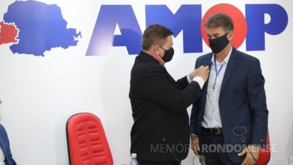 || Prefeito municipal de Cascavel, Leonaldo Paranhos, recebendo o pin de Presidente da AMOP de seu antecessor Rineu Menoncin, ex-prefeito do município de Matelândia, em janeiro de
Imagem: Acervo AMOP -- FOTO 16 -