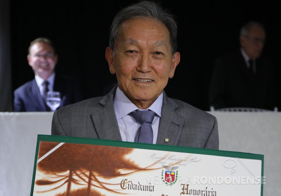 || Médico toledano Torao Takada homenageado com o título de cidadão honorário do Paraná, em fevereiro de 2017.
Imagem: Acervo Jornal do Oeste - FOTO 12 -