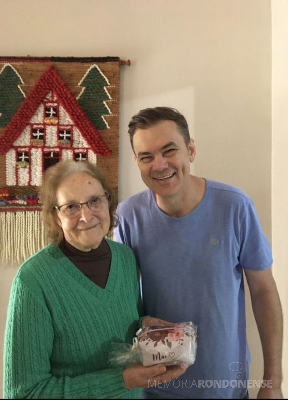 || Pioneira Olinda Klützke com o filho Klaus, ela falecida no começo de maio de 2021.
Imagem: Acervo pessoal - FOTO 20 -