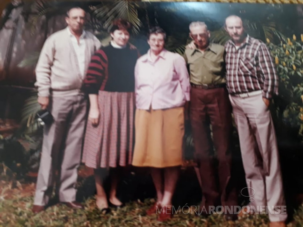 || Casal pioneiro rondonense Lídia Maria e Frederico Zager com os filhos Haroldo, Conrad e Edla, que charam em Mercedes, em maio de 1955.
Imagem: Acervo Andréa Marta Salamon Schimmel - FOTO 8 -