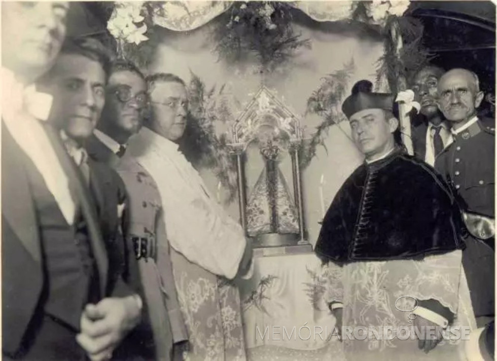 || Cardeal Cintra e o padre Antão Jorge Hechenblaickner junto a imagem de Nossa Senhora Aparecida, trazida do Santuário de Aparecida para o Rio de Janeiro, em final de maio de 1931.
Imagem: Acervo Santuário de Aparecida - FOTO 3 -