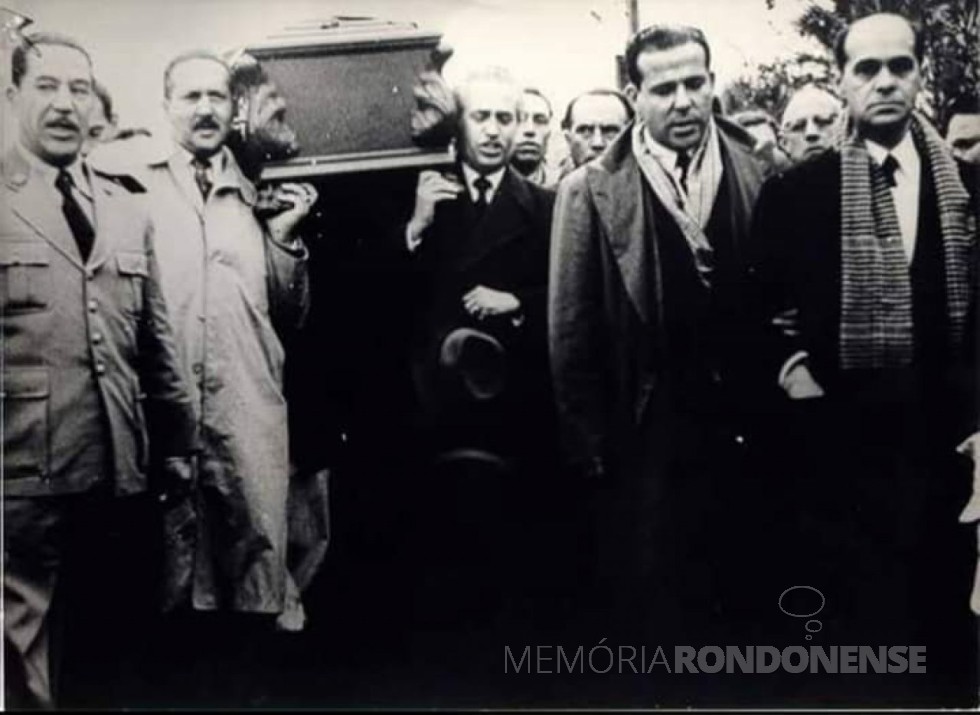 || Urna fúnebre com o corpo de Getúlio Vargas chegando ao cemitério de São Borja. À direita, João Goulart e Tancredo Neves.
Imagem: Acervo Arquivo Nacional - FOTO 3 - 
