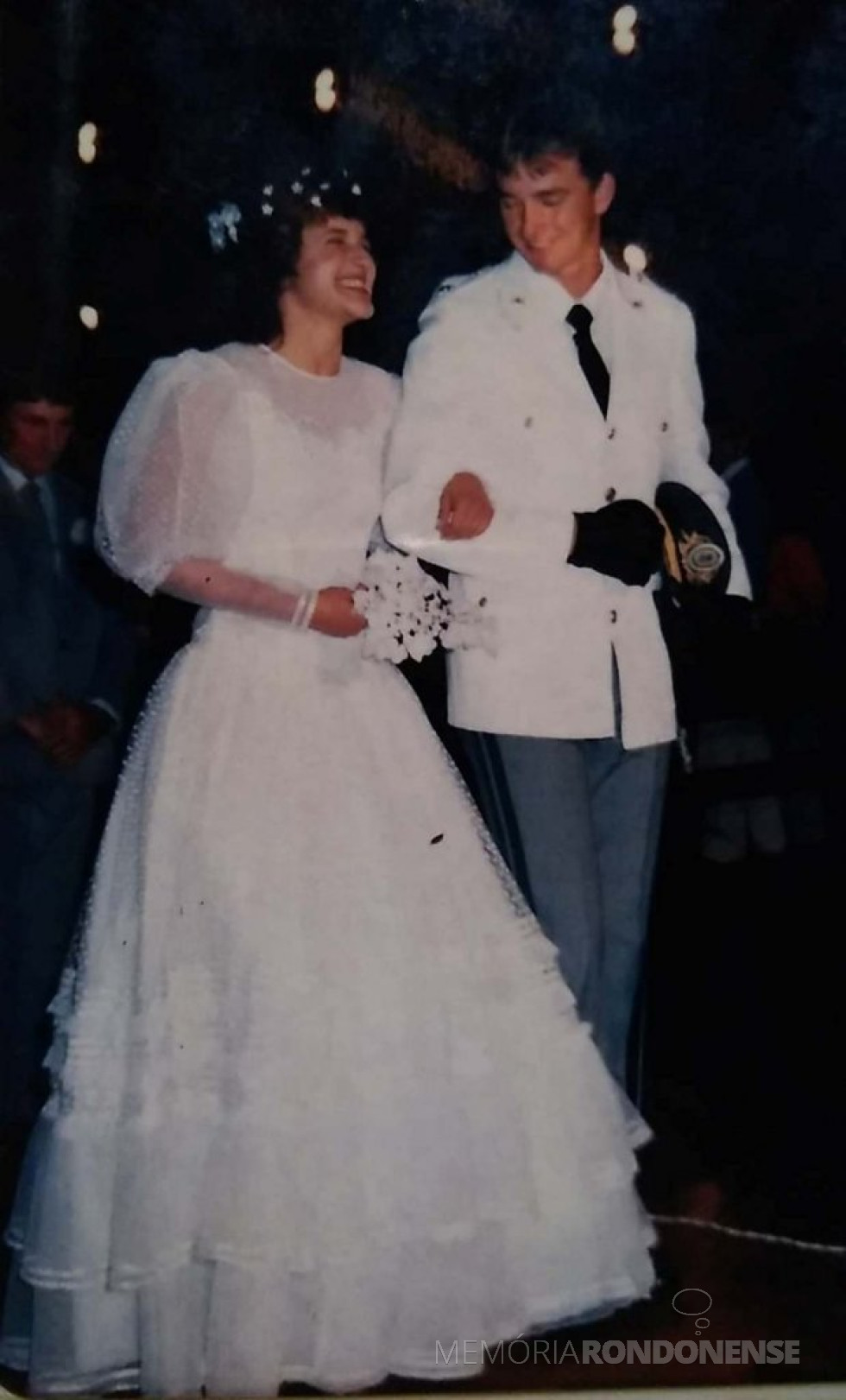 || Deixando a Igreja Evangélica Martin Luther, os noivos Elisete Machado de Souza e Harald
 Heinrich, após a celebração do casamento, em junho de 1988.
Imagem: Acervo do casal - FOTO 8 -