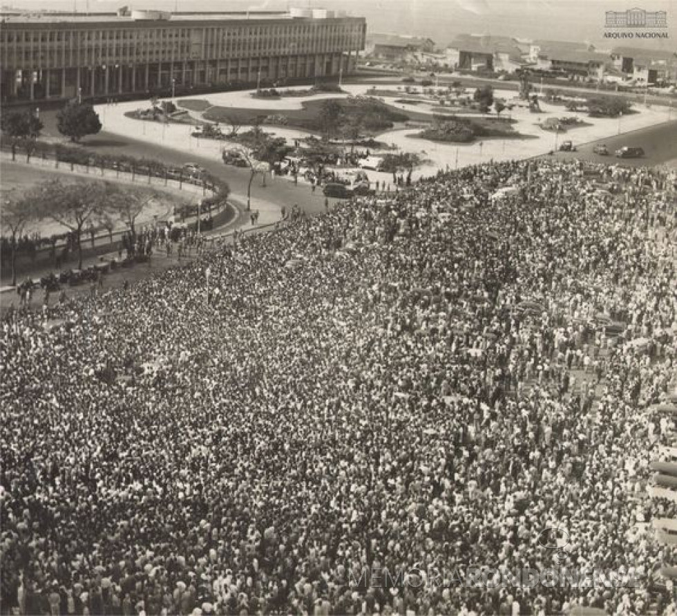 || Concentração de populares na cidade do Rio de Janeiro na despedida ao Presidente Getúlio Vargas, morto no dia 24 de agosto de 1954.
Imagem: Acervo Arquivo Nacional - FOTO 2 -