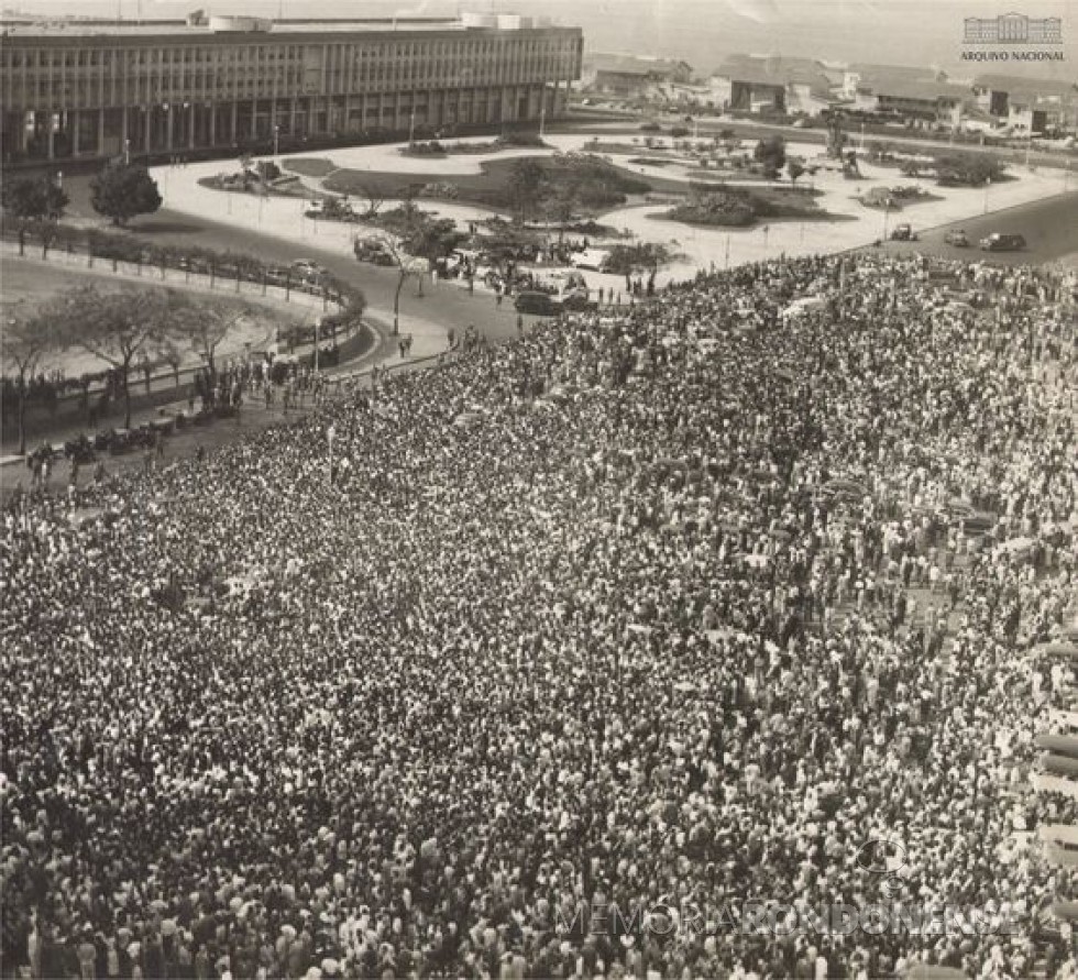 || Concentração de populares na cidade do Rio de Janeiro na despedida ao Presidente Getúlio Vargas, morto no dia 24 de agosto de 1954.
Imagem: Acervo Arquivo Nacional - FOTO 2 - 