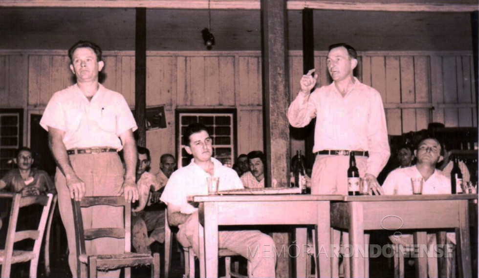 || Prefeito Municipal de Marechal Cândido Rondon, Arlindo Alberto Lamb, apresentando o seu protesto  ao prefeito municipal de Toledo, Egon Pudell, (a sua direita) contra a pretensão do município de Toledo  em cortar o fornecimento de energia produzida a partir da usina da Rio Guaçu, 1962.
Imagem: Acervo da Família de Arlindo Alberto Lamb - FOTO 3 -