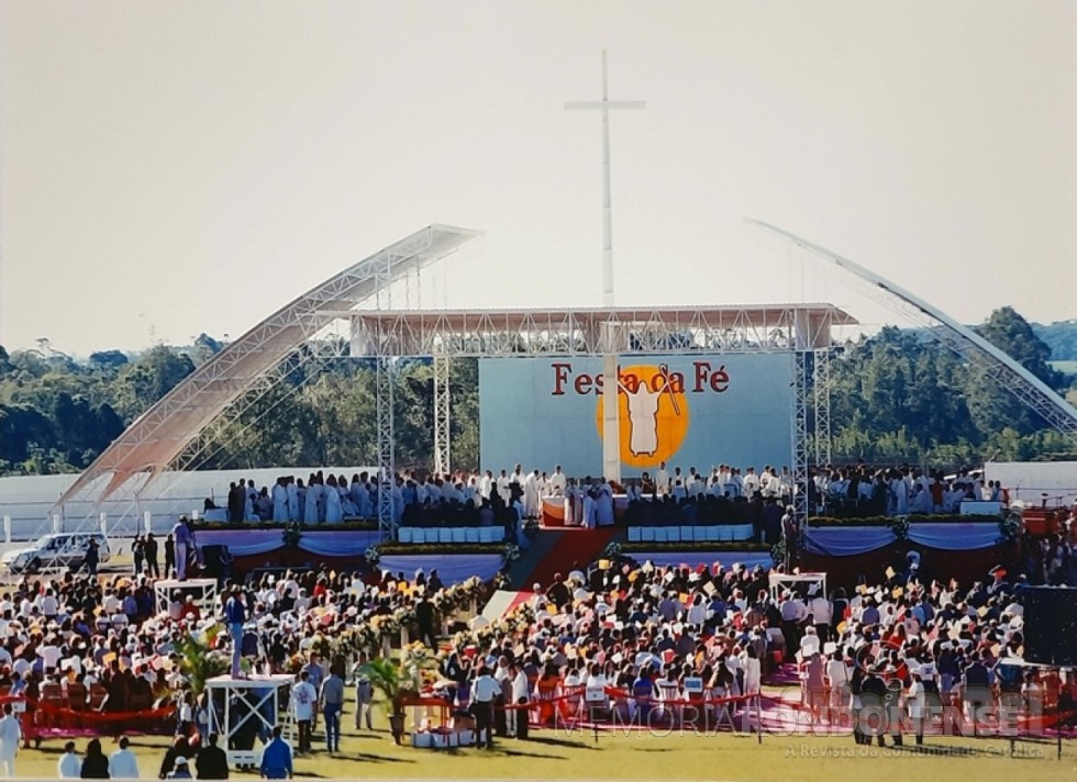 || Altar no Estádio Municipal de Toledo para a Festa da Fé.
Imagem: Acervo Revista Cristo-Rei - FOTO 9 -