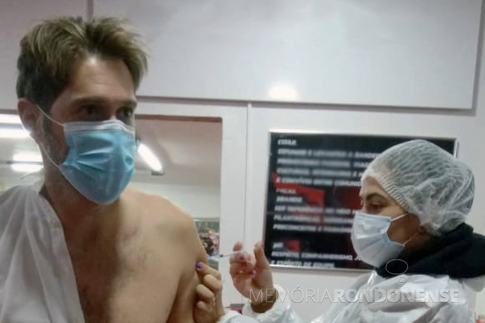 || Marcio Andrei Rauber, prefeito municipal de Marechal Cândido Rondon, tomando a primeira dose de vacina contra a COVID-19.
Imagem: Acervo pessoal - FOTO 22 -