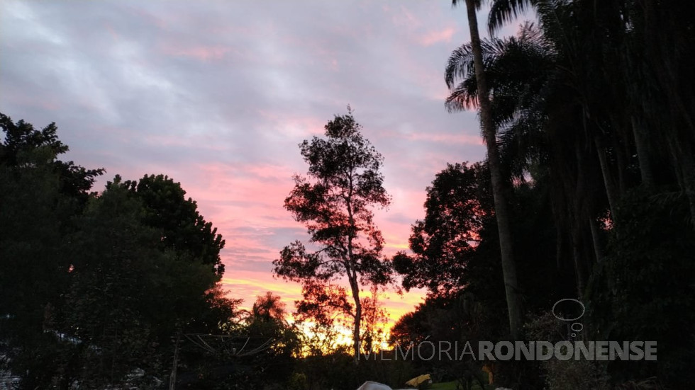 || Entardecer no interior do município de Marechal Cândido Rondon. Imagem feita a partir da propriedade rural do casal Telci Witeck e Hildor Dreher, na Linha Palmital.
Imagem: Acervo e crédito: Telci Witeck Dreher - FOTO 19 -