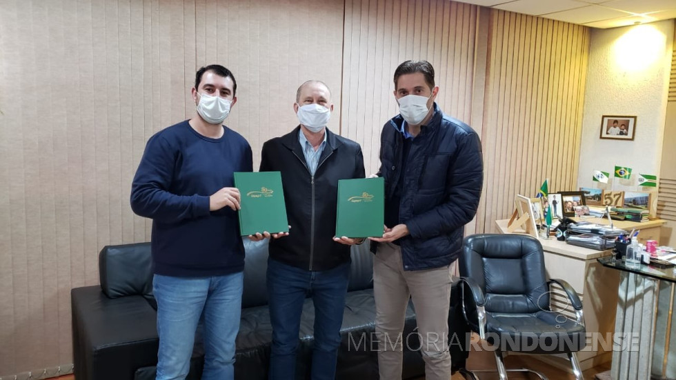 || Ricardo Silvio Chapla, diretor-presidente da Copagril, fazendo a entrega de exemplares do livro comemorativo alusivo aos 50 anos da Cooperativa, ao professor Fernando Volpato (e), secretário municipal de Educação,e ao prefeito municipal de Marechal Cândido Rondon, professor Marcio Andrei Rauber, em junho de 2021.
Imagem: Acervo Comunicação Copagril - FOTO 10 -