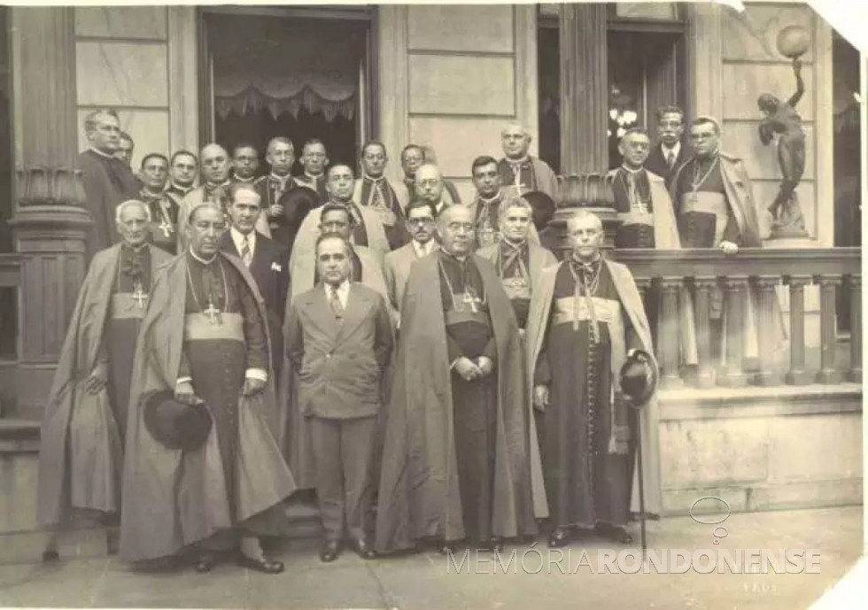 || Presidente Getúlio Vargas em companhia de autoridades episcopais católicas, após a solenidade de proclamação de Nossa Senhora Aparecida como Padroeira do Brasil.
Imagem: Acervo Santuário de Aparecida - FOTO 4 -