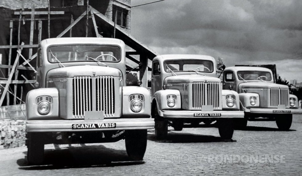 || Primeiros caminhões Scania saindo da fábrica brasileira, em 1960. 
Imagem: Acervo Blog do Caminhoneiro - FOTO 7 -