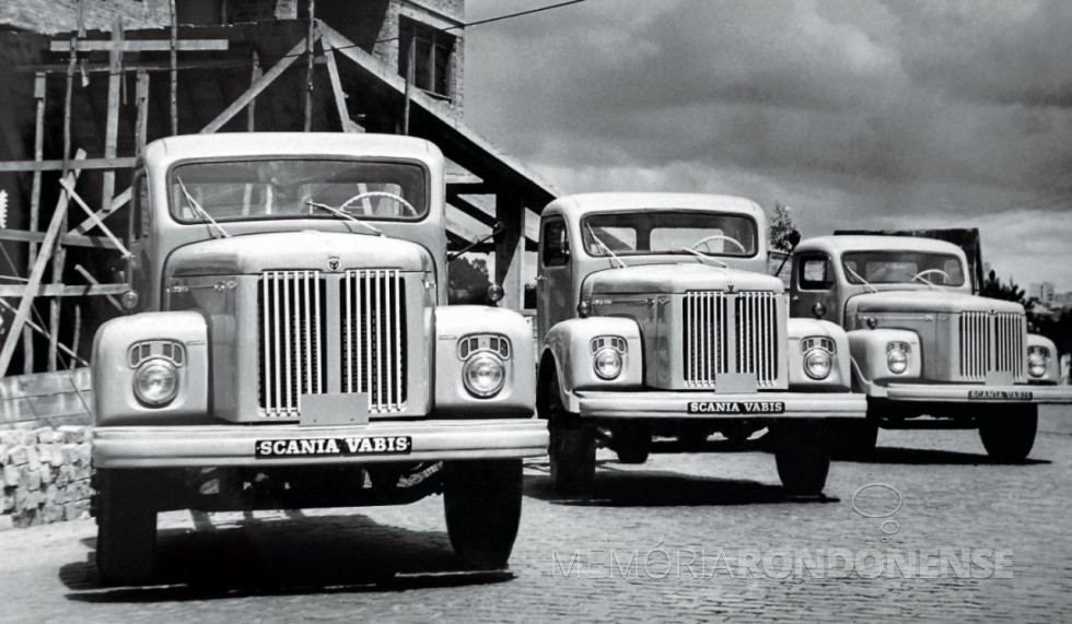 || Primeiros caminhões Scania saindo da fábrica brasileira, em 1960.
Imagem: Acervo Blog do Caminhoneiro - FOTO 7 -
