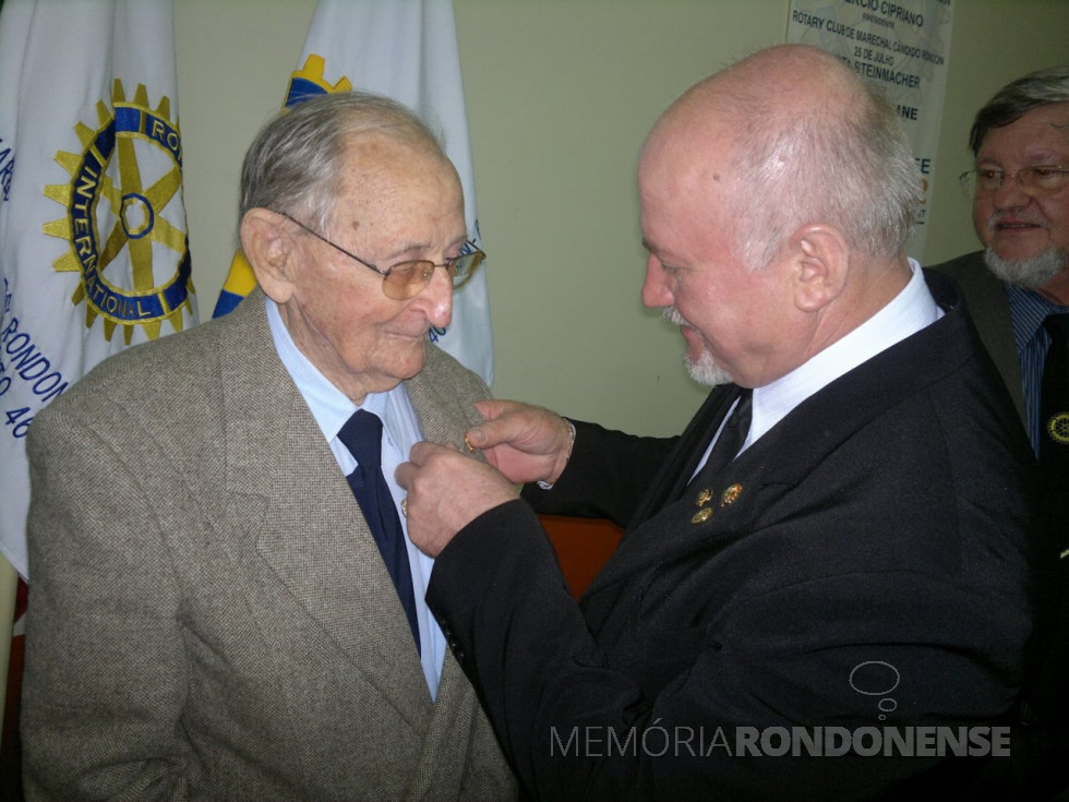 || Arlindo Alberto Lamb recebendo o pin de presidente de honra do Rotary Club de Marechal Cândido Rondon das mãos do presidente do clube de serviço, Hermínio Dassoler.
Imagem: Acervo do clube de serviço - FOTO 12 - 