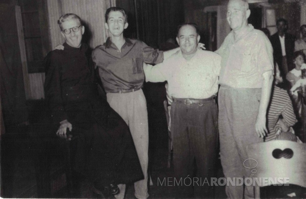 || Otto Ricardo Schmidt, 3º da esquerda à direita, na companhia do religioso Ângelo Bortolini (e) Egon Pudell e Willy Barth (d).
Imagem: Acervo Museu Histórico Willy Barth, de Toledo (PR) - FOTO 2 -