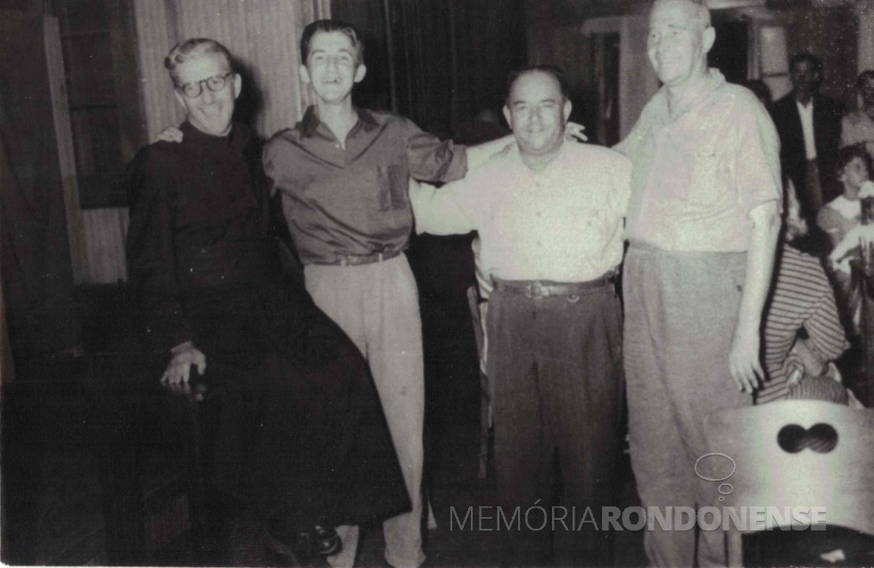 || Otto Ricardo Schmidt, 3º da esquerda à direita, na companhia do religioso Ângelo Bortolini (e) Egon Pudell e Willy Barth (d). Schmidt elaborou o primeiro mapa da colonização da Fazenda Britânia, em 1949.
Imagem: Acervo Museu Histórico Willy Barth, de Toledo (PR) - FOTO 2 -