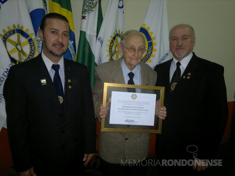 || Arlindo Alberto Lamb com o certificado de presidente de honra do Rotary Club de Marechal Cândido Rondon, ladeado por Geraldo Pasinato (e) e Hermínio Dassoler.
Imagem: Acervo do clube de serviço - FOTO 13 -