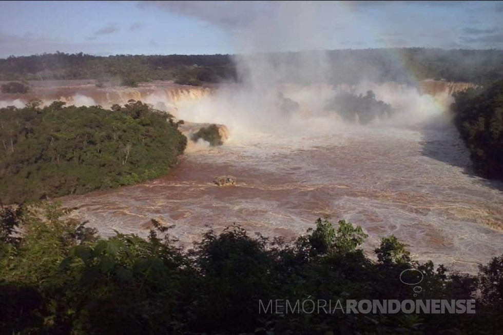 || Volume de água nas Cataratas do Iguaçu, em 09 de junho de 2014.
Imagem: Acervo Jorge L. Dorneles, Guia de Turismo - Foz do Iguaçu - FOTO 17 -