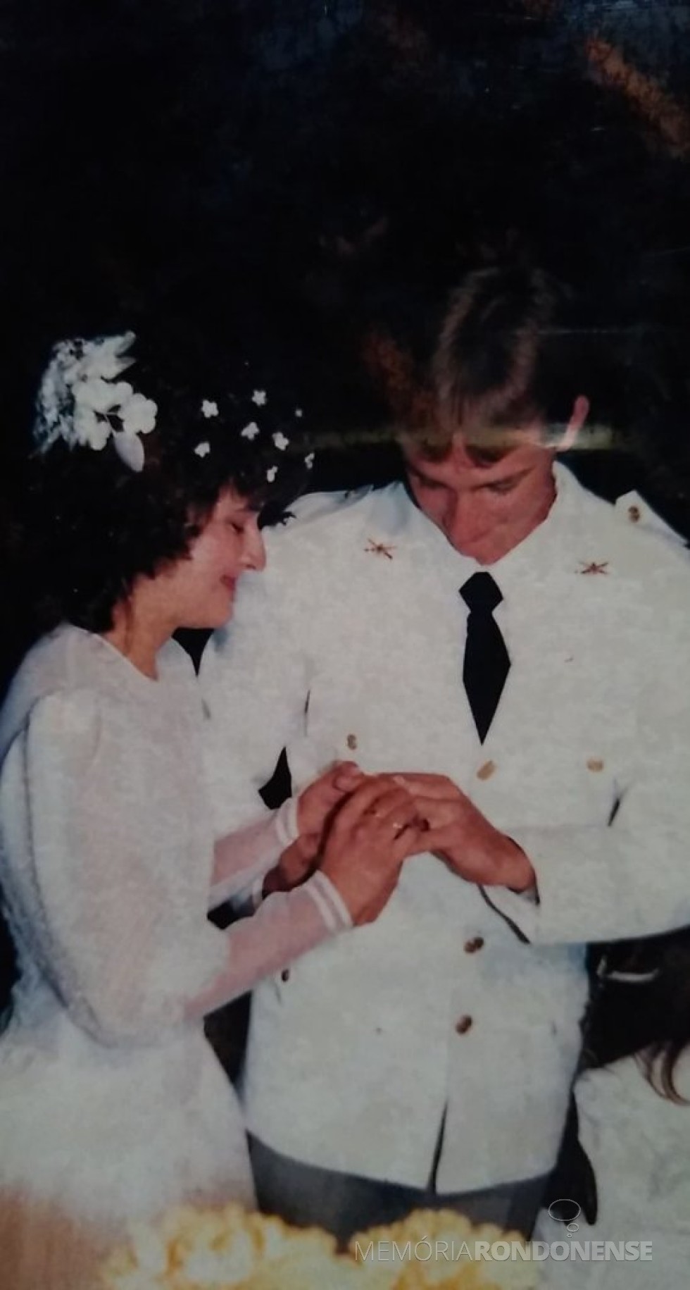 || Troca de aliança entre os noivos Elisete Machado de Souza e Harald Heinrich, em junho de 1988.
Imagem: Acervo do casal - FOTO 7 -- 