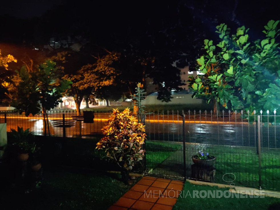 || Rua com água de chuva na cidade de Marechal Cândido Rondon, com a precipitação que ocorreu na noite de 18 de junho de 2021.
Imagem: Acervo e crédito de professora universitária Elise Schmidt - FOTO 17 -
