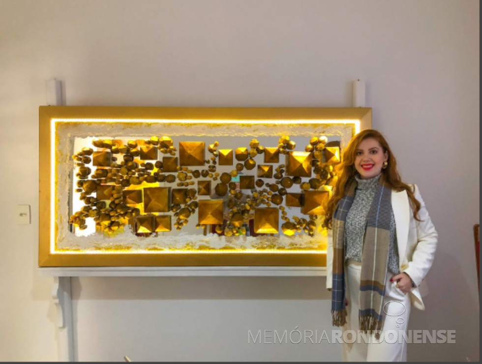 || Artista plástica rondonense Sarah Beatriz Balko com uma de suas obras em ouro 18 quilates, que expôs na Capital Paulista, em junho de 2021.
Imagem: Acervo AquiAgora.net - FOTO 23 -
