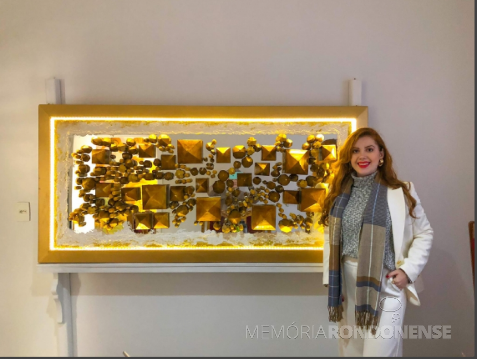 || Artista plástica rondonense Sarah Beatriz Balko com uma de suas obras em ouro 18 quilates, que expôs na Capital Paulista, em junho de 2021.
Imagem: Acervo AquiAgora.net - FOTO 24 -