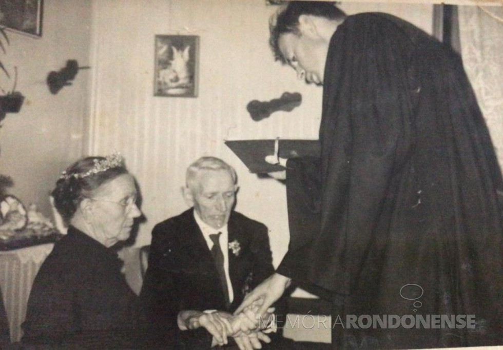 || Casal rondonense Bertha e João Augusto Klein recebendo a benção do pastor Joachim Christian Pawelke na celebração de Bodas de Ouro, em abril de 1969.
Imagem: Acervo Ivete Irani Borth - neta) - FOTO 12 - 