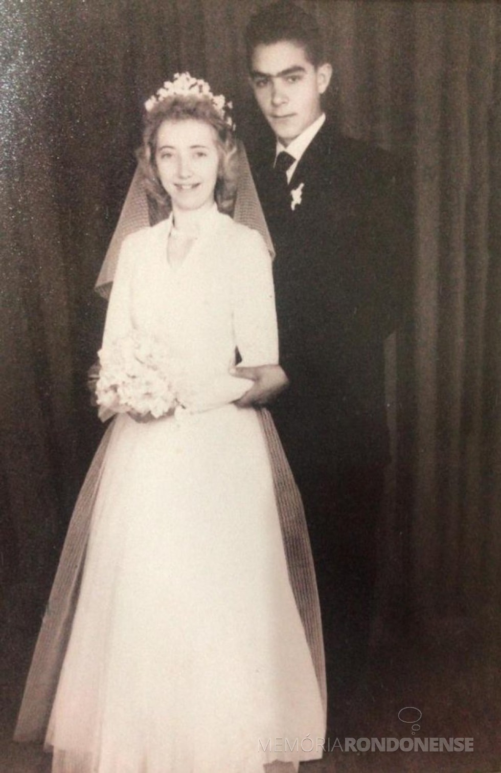 || Jovens Christa Klein e Mildon Kempfer, casal pioneiro rondonense, que casaram em julho de 1958.
Imagem: Acervo Ivete Irani Borth - FOTO 6 - 