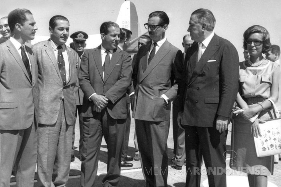 || Reunião dos governadores do Sul com o presidente da Repúbica, Jânio Quadros, e vice-presidente João Goiulart, por ocasião da criação do BRDE.
Da esquerda à direita: Ney Braga, governador do Paraná; Leonel Brizola, governador do Rio Grande do Sul; João Goulart, vice-presidente; Jânio Quadros, presidente da República; e Celso Ramos, governador de Santa Catarina. Ao fundo, Neuzinha Brizola (d), esposa do governador gaúcho.
Imagem: Acervo Wagner Magno - FOTO 9 - 