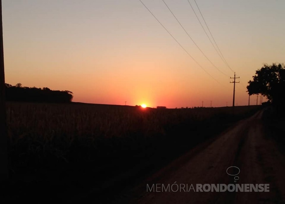 || Pôr do sol no interior de Marechal Cândido Rondon, em foto feita na Linha Concórdia, em 06.07.2021.
Imagem e crédito: Roselene Zimmermann Laske - FOTO 23 - 