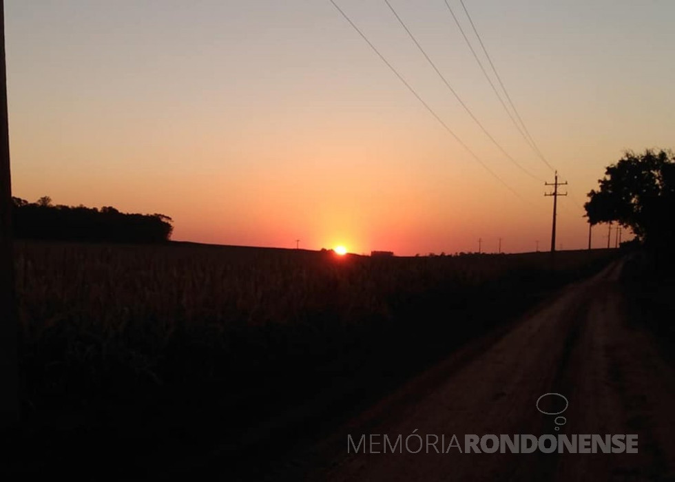 || Pôr do sol no interior de Marechal Cândido Rondon, em foto feita na Linha Concórdia, em 06 de julho de 2021.
Imagem e crédito: Roselene Zimmermann Laske - FOTO 27 -