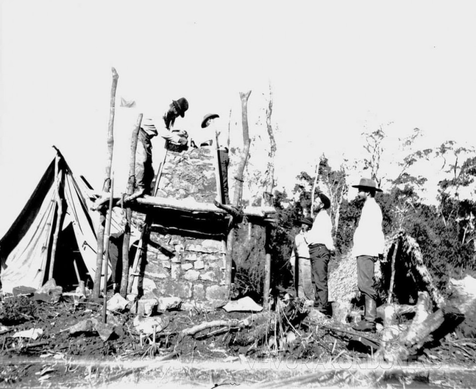 || Comissão construíndo o marco brasileiro junto a barra do Rio Iguaçu, em julho de 1903.
Imagem: Acervo Henrique Morize/Museu da Aeronáutica e Ciências Afins (MAST) - Rio de Janeiro - FOTO 3 -