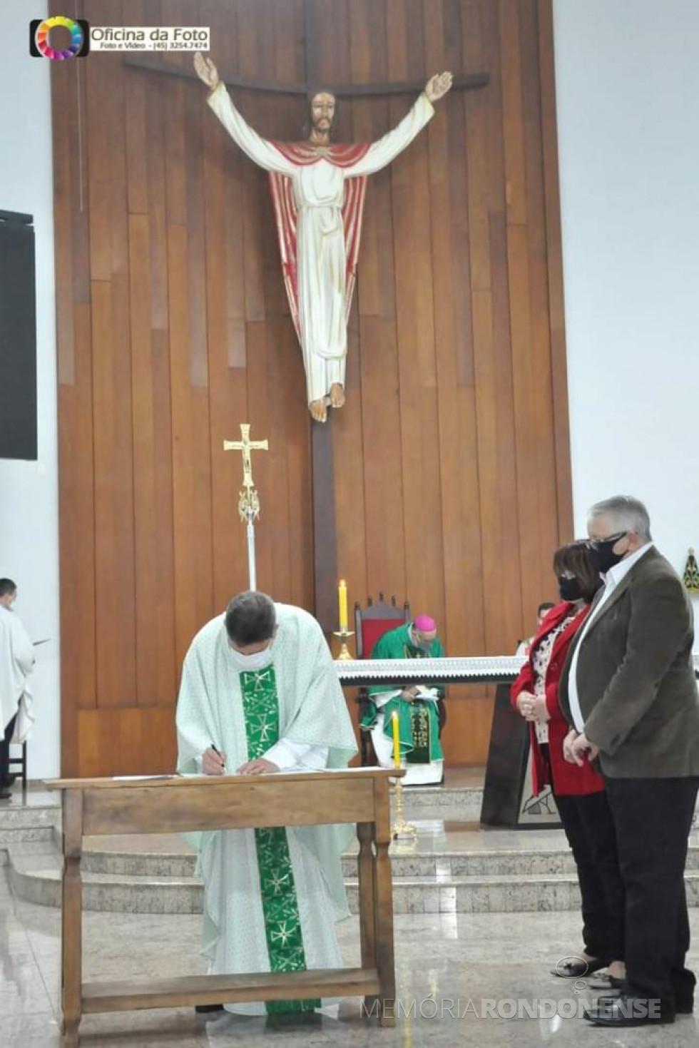 || Padre Sérgio Augusto Rodrigues assinando o termo de posse como páraco da Paróquia Sagrado Coração de Jesus, em final de junho de 2021, a presença do casal Helena (nascida Massing) e Ivo Krause, vice-presidente do Conselho Econômico da Paróquia.
Imagem: Acervo da Paróquia - FOTO 16 -