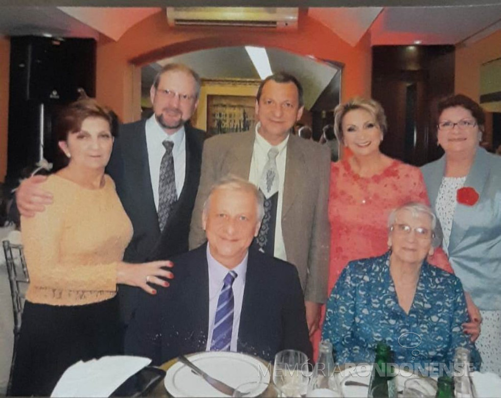 || Pioneira rondonese Helga Herrmann com seus filhos, da esquerda à direita, Magda, Luiz Henrique, Roberto,  Miriam, Mirna, André  (sentado).
Imagem: Acervo Miriam Beatriz Herrmann - FOTO  21 -